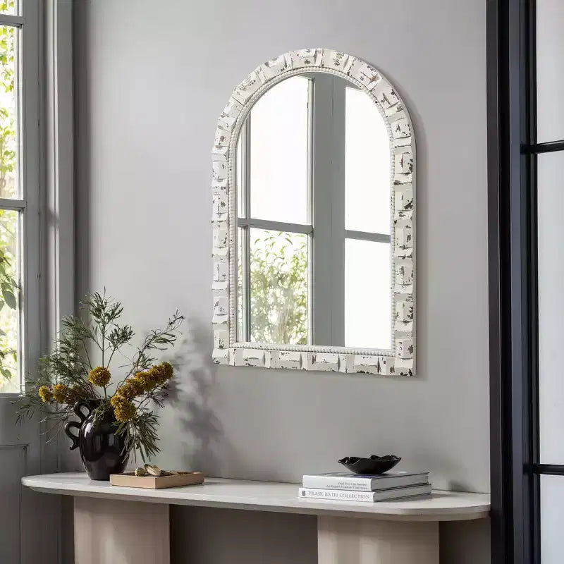 Specchio da parete LuxenHome, rettangolare, ad arco, invecchiato, bianco, alto 91 cm, decorativo e da toeletta