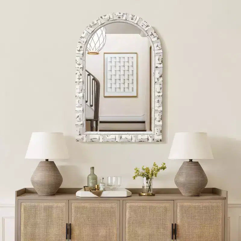 Specchio da parete LuxenHome, rettangolare, ad arco, invecchiato, bianco, alto 91 cm, decorativo e da toeletta
