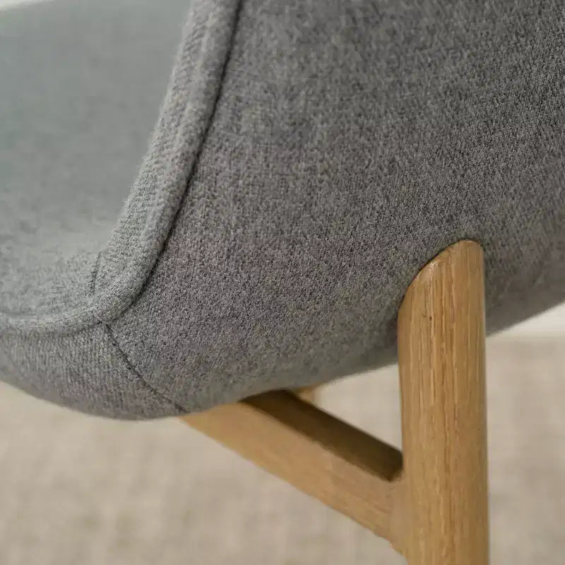 Tavolo da pranzo piccolo per 4 persone, rotondo con 4 sedie imbottite, gambe in rovere per appartamento, arredamento interno