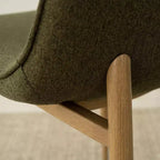 Tavolo da pranzo piccolo per 4 persone, rotondo con 4 sedie imbottite, gambe in rovere per appartamento, arredamento interno