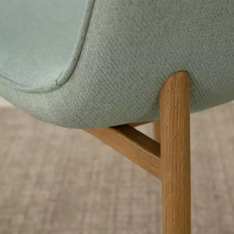 Tavolo da pranzo piccolo per 4 persone, rotondo con 4 sedie imbottite, gambe in rovere per appartamento, arredamento interno