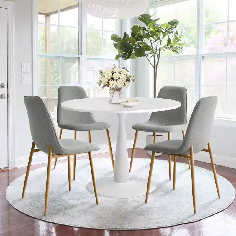 Tavolo da pranzo piccolo per 4 persone, rotondo con 4 sedie imbottite, gambe in rovere per appartamento, arredamento interno