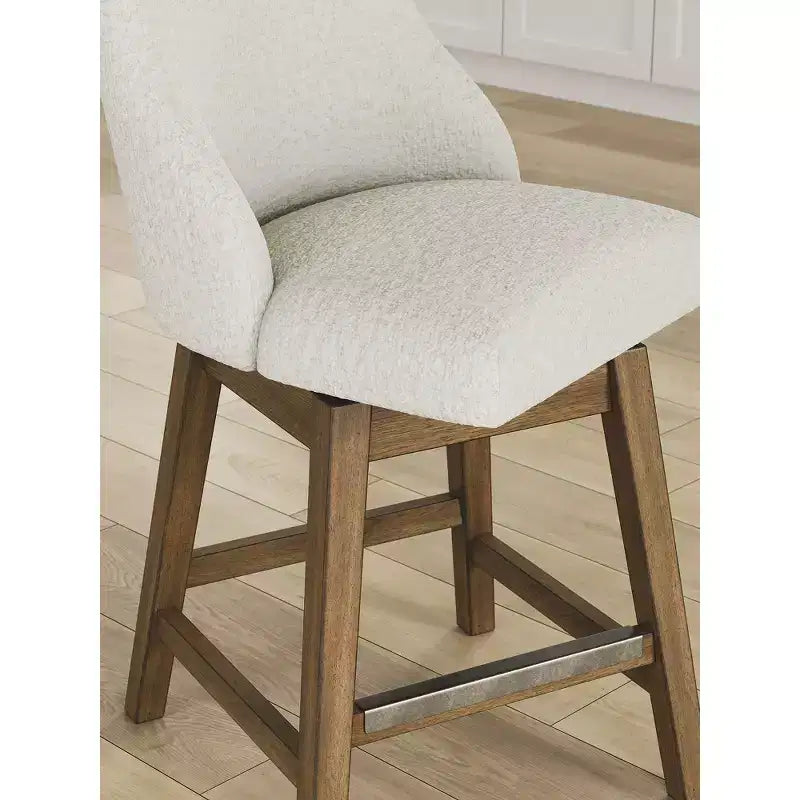 Sgabelli da bar girevoli imbottiti Cabalynn Counter Height, struttura marrone chiaro con seduta imbottita color avena
