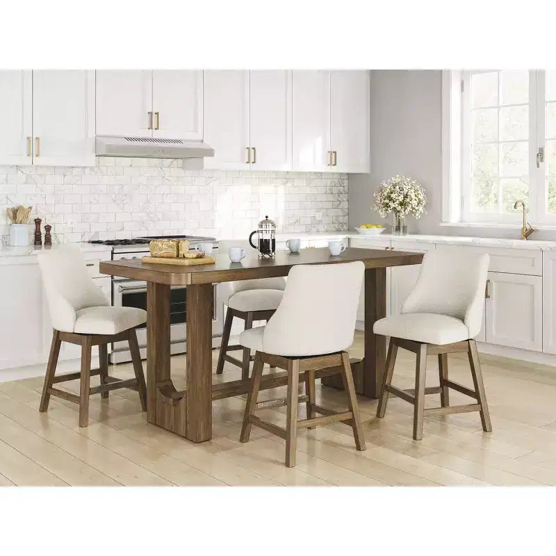Sgabelli da bar girevoli imbottiti Cabalynn Counter Height, struttura marrone chiaro con seduta imbottita color avena
