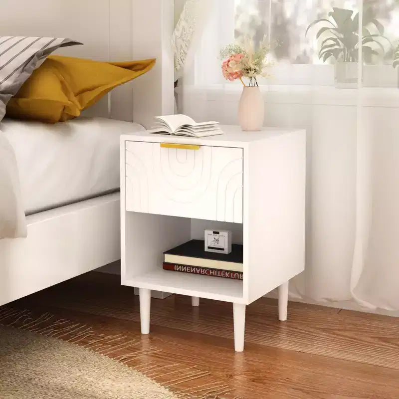 Comodino Moderno Bianco da 58 cm con un Cassetto e Ripiano Aperto, Maniglia con Accenti Dorati, Ideale per l'Arredamento della Camera da Letto