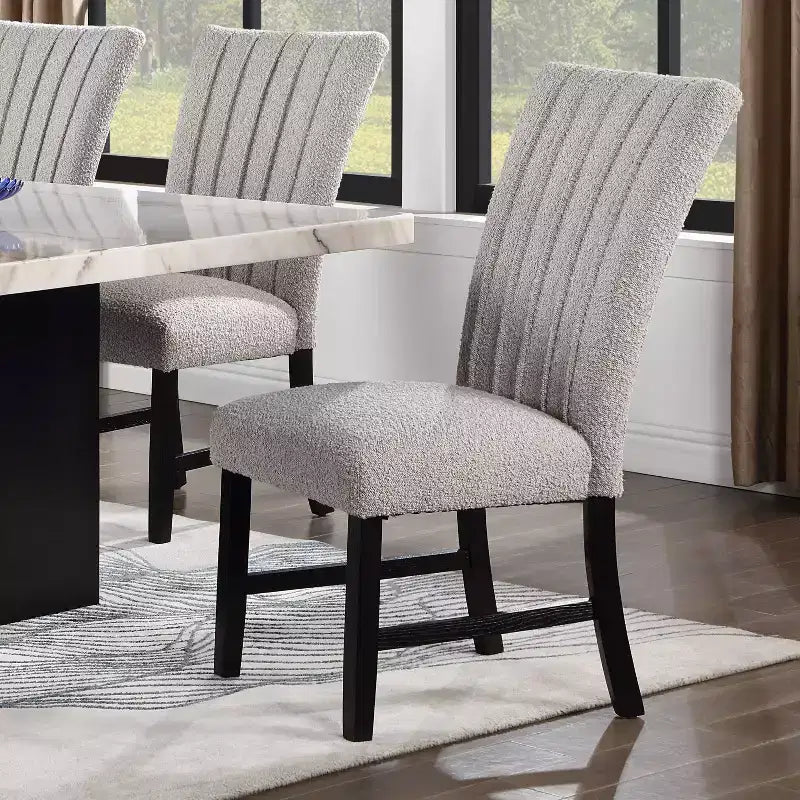 Sedie da pranzo moderne imbottite in boucle Rosethorn grigio