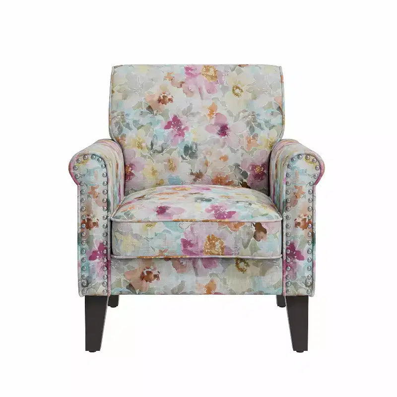 Poltrona decorativa tradizionale Janet con braccioli arrotolati, borchie color peltro e motivo floreale rosa di Handy Living