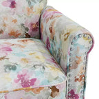 Poltrona decorativa tradizionale Janet con braccioli arrotolati, borchie color peltro e motivo floreale rosa di Handy Living