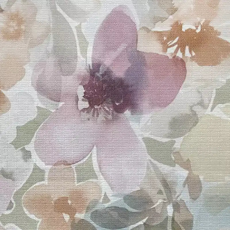 Poltrona decorativa tradizionale Janet con braccioli arrotolati, borchie color peltro e motivo floreale rosa di Handy Living